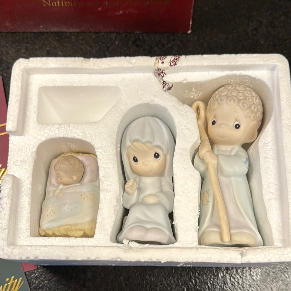Precious moments, Nativity Figurine Set with Baby, Mary, and Joseph